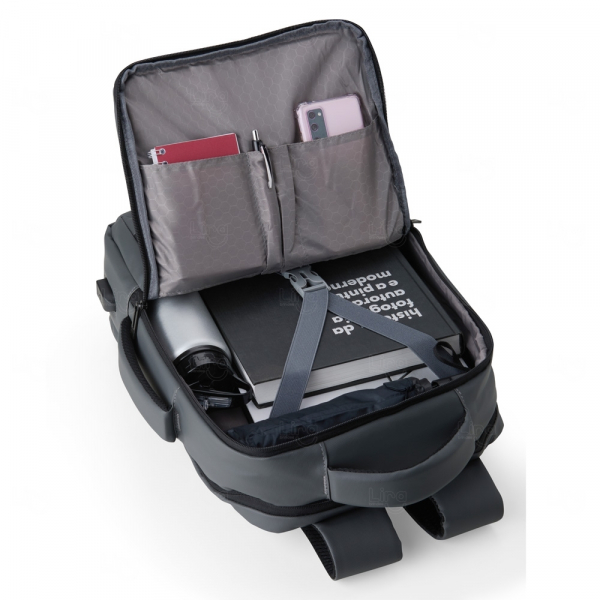 Mochila Executiva 23L em Couro Sintético com USB 